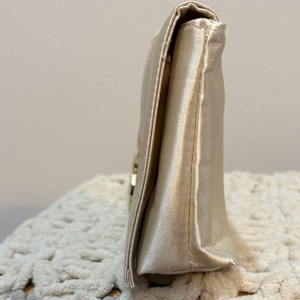 Emirates Airline Amenity Bag Elegant Cream Satin Clutch - Picture 9 of 12